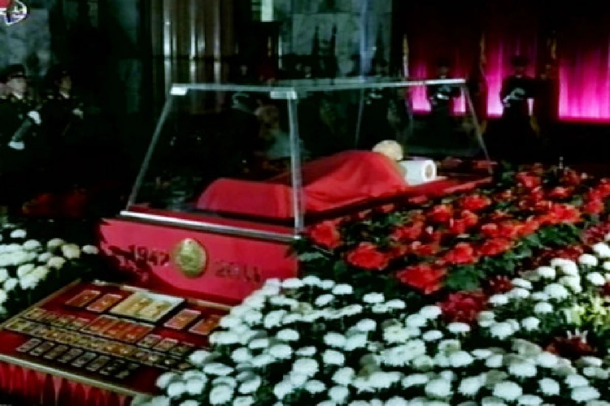 เผยภาพศพคิมจองอิลบรรจุในโลงแก้ว