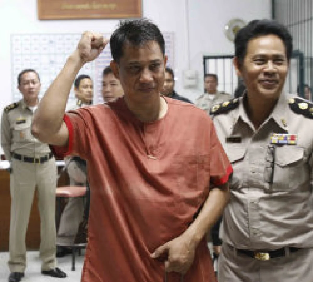 ประชาโยนราชทัณฑ์ย้ายกี้เข้าคุกหลักสี่
