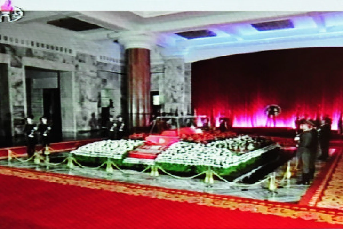 เผยภาพศพคิมจองอิลบรรจุในโลงแก้ว