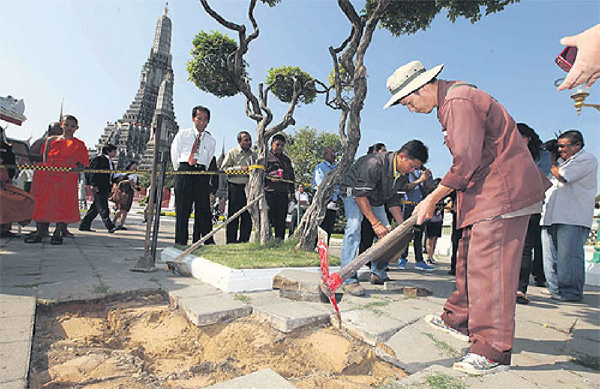 Big crack at Wat Arun