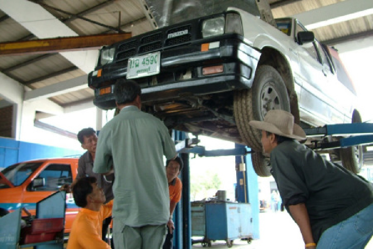 ศปภ.สุพรรณฯบริการตรวจเช็คซ่อมรถฟรี ศปภ.สุพรรณฯบริการตรวจเช็คซ่อมรถฟรี