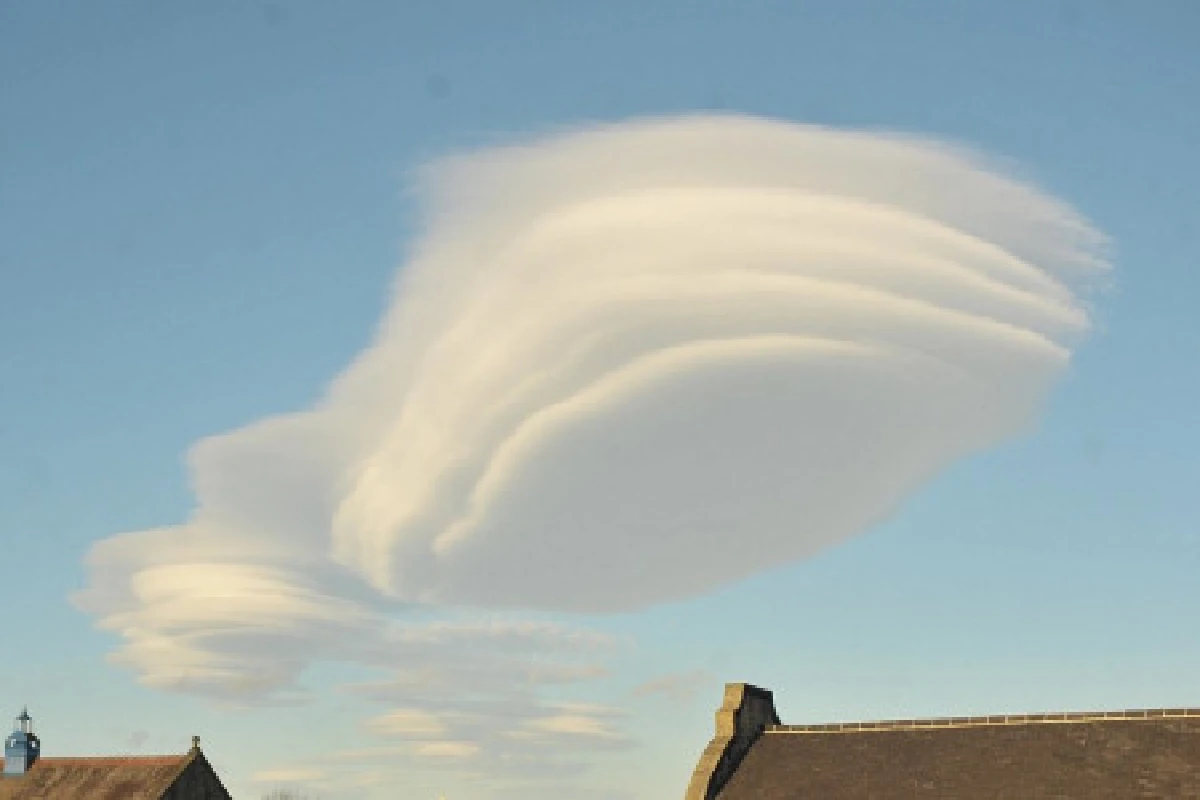 เมฆยูเอฟโอลอยเหนือ UK