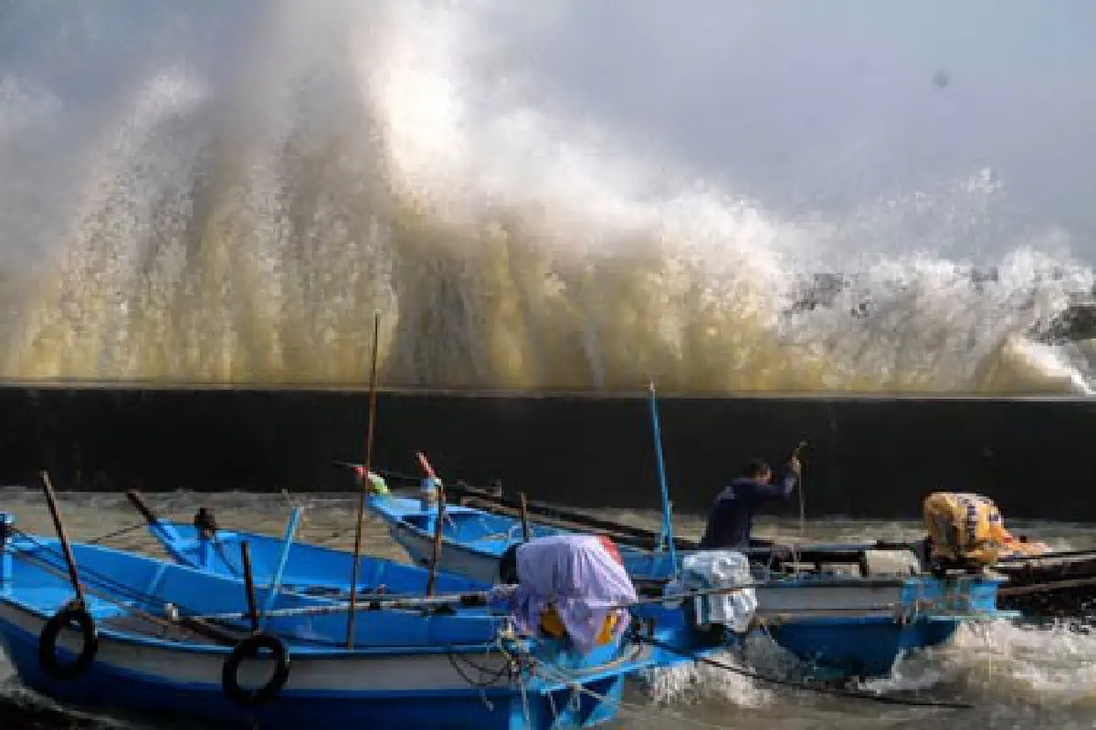 คลื่นยักษ์ถล่มหัวหิน-ชุมพร
