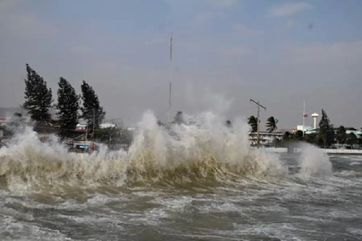 คลื่นยักษ์ถล่มหัวหิน-ชุมพร