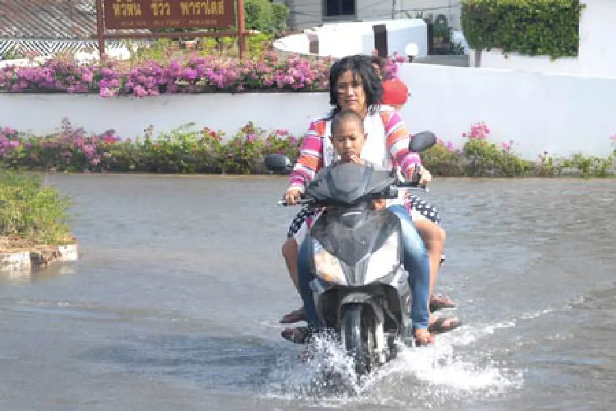 คลื่นยักษ์ถล่มหัวหิน-ชุมพร