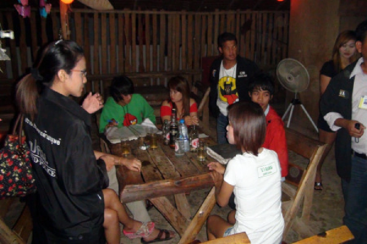 พบสาวไทย-ลาวแฝงขายตัวร้านคาราโอเกะอื้อ