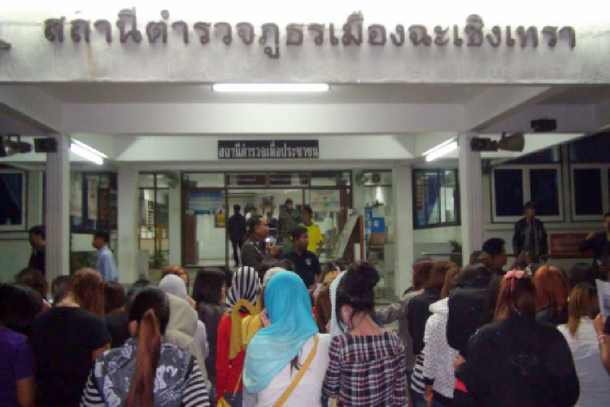 พบสาวไทย-ลาวแฝงขายตัวร้านคาราโอเกะอื้อ