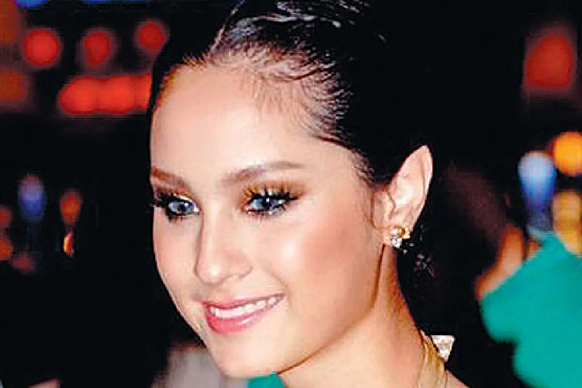 เปิดดวงดาราบันเทิง ปี 2555 โดย หมอมีน ตีสิบ