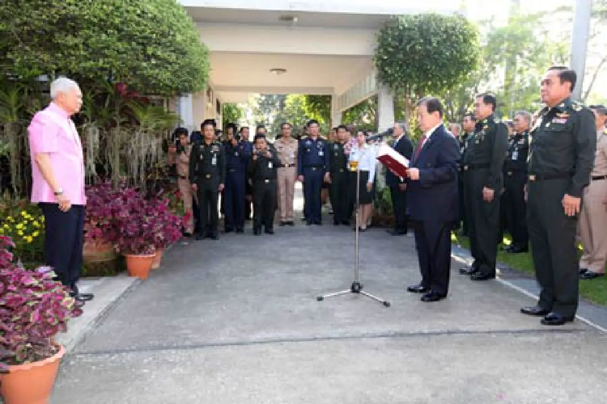 รมว.กห.นำผบ.เหล่าทัพรับพรปีใหม่ป๋าเปรม