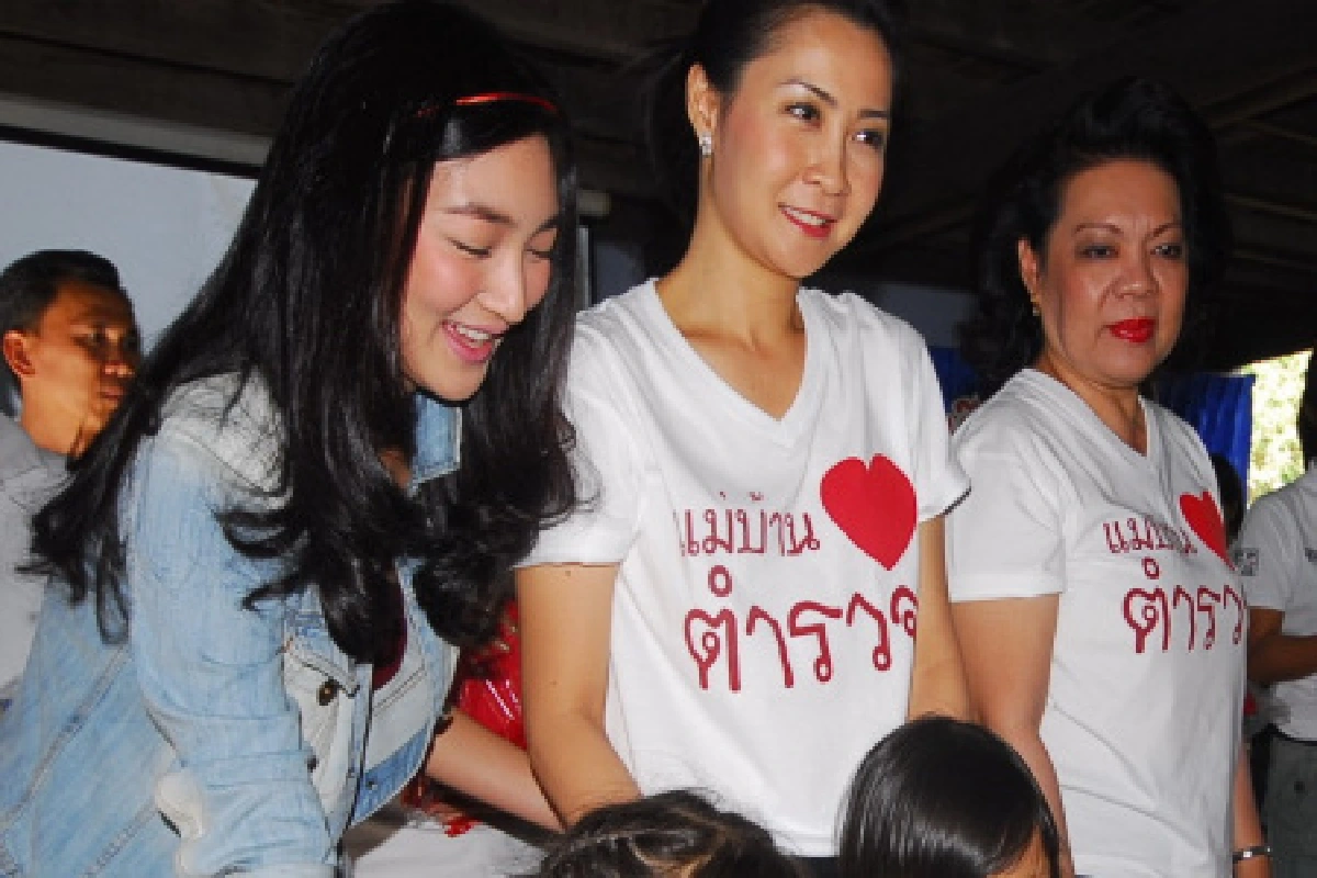 แพนเค้ก มอบอุปกรณ์การเรียนช่วยน้ำท่วม