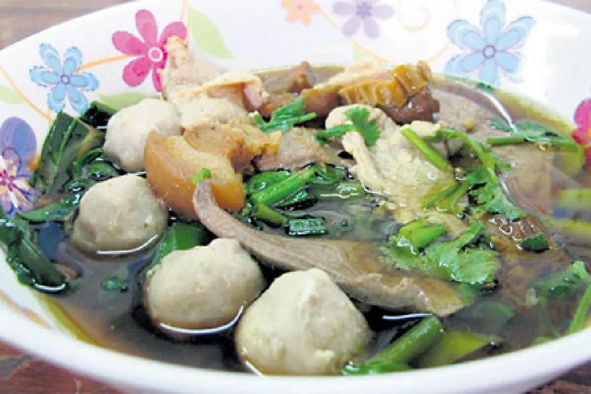 ก๋วยเตี๋ยวหมูน้ำแดงเจ๊น้อง ลองดูสักครั้งจะติดใจ