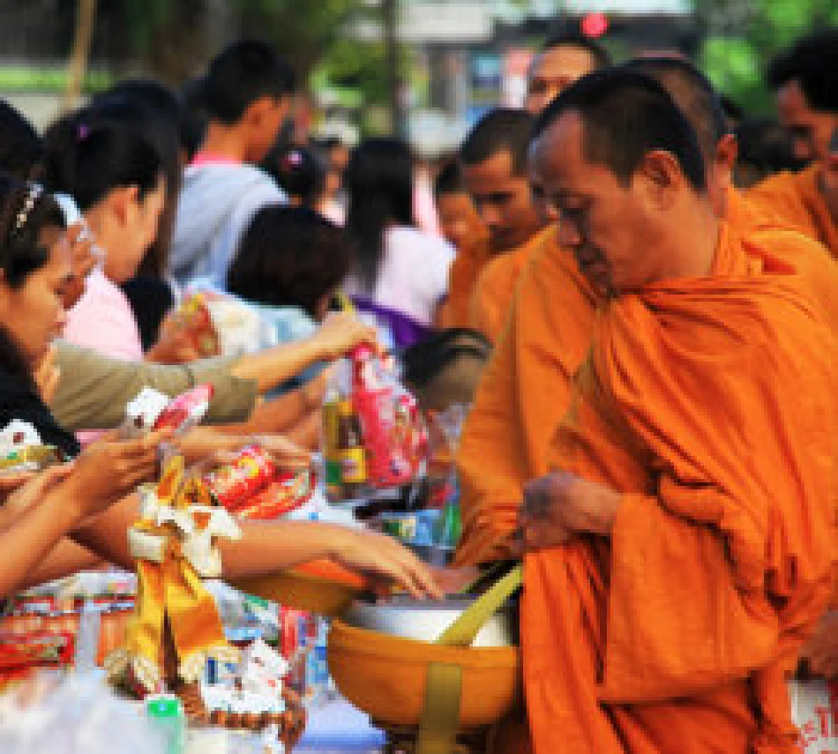 กทม.ตักบาตรพระสงฆ์185รูปรับวันปีใหม่