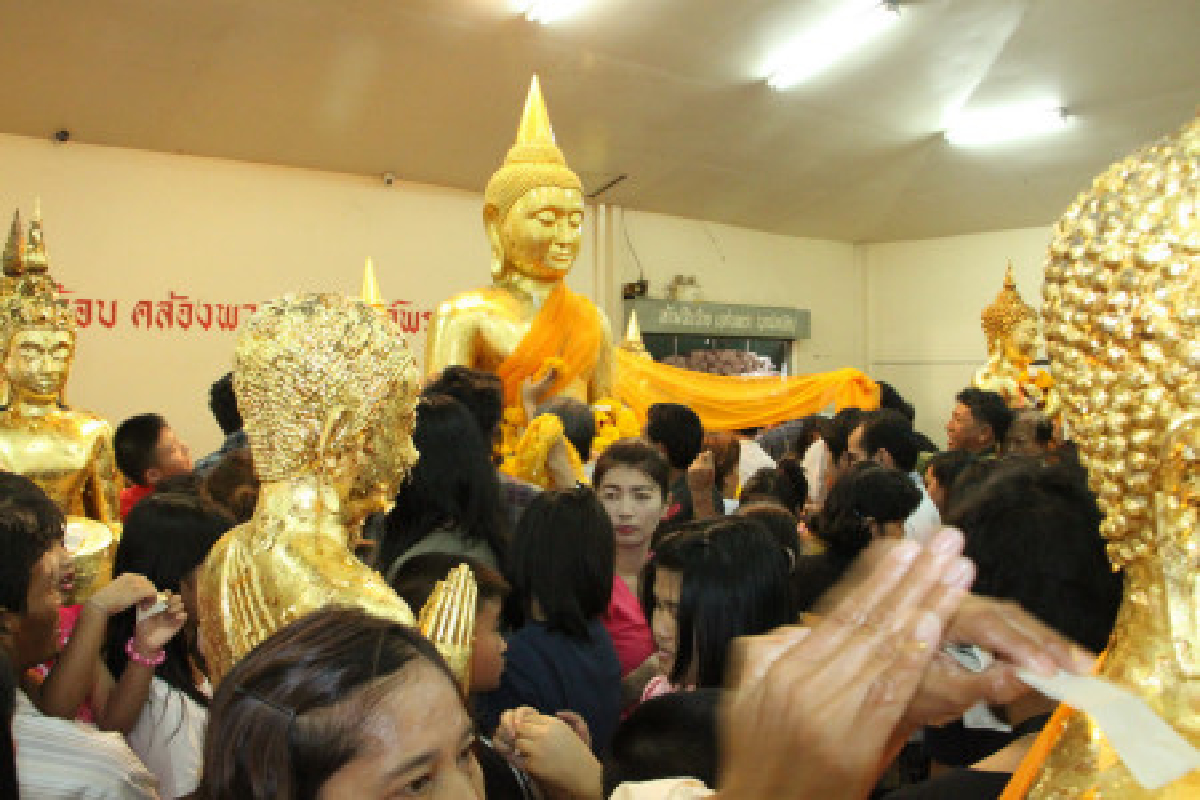คนแห่ขอพรหลวงพ่อโสธรทะลักวัด คนแห่ขอพรหลวงพ่อโสธรทะลักวัด
