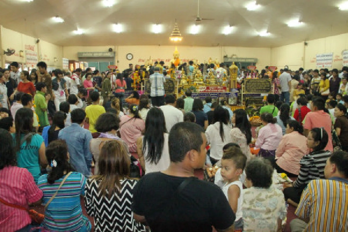 คนแห่ขอพรหลวงพ่อโสธรทะลักวัด