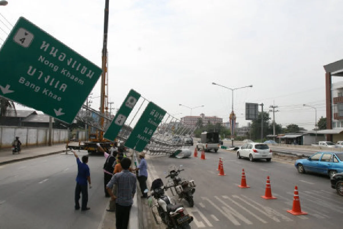 กะบะชนป้ายบอกทางเสียหายยับ
