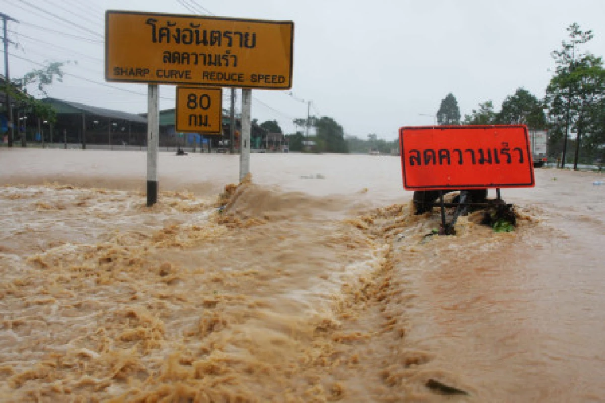 ชุมพรประกาศภัยพิบัติ5อำเภอ-ถนนถูกตัดขาด