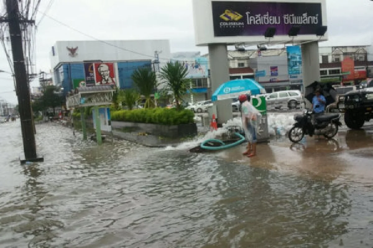 ฝนถล่มนครศรีฯท่วมแล้วทั้งเมือง