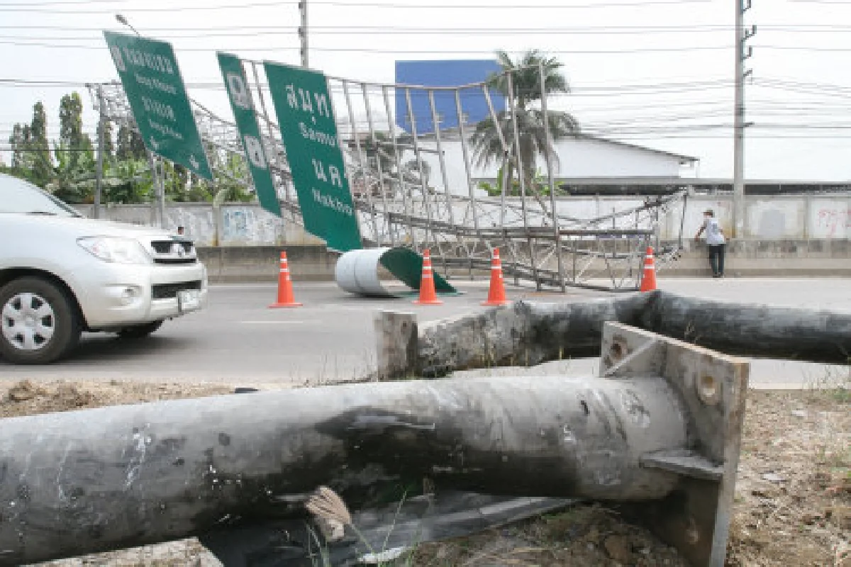 กะบะชนป้ายบอกทางเสียหายยับ