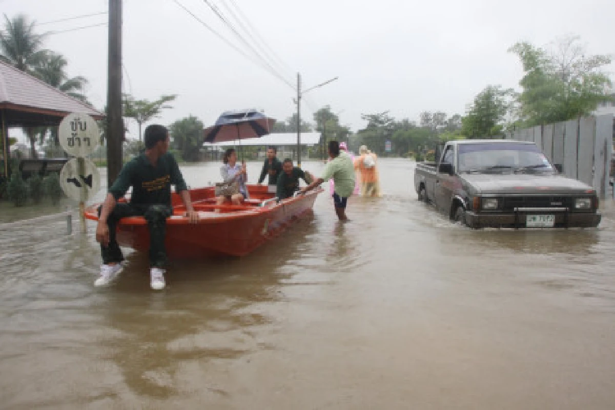 ชุมพรประกาศภัยพิบัติ5อำเภอ-ถนนถูกตัดขาด