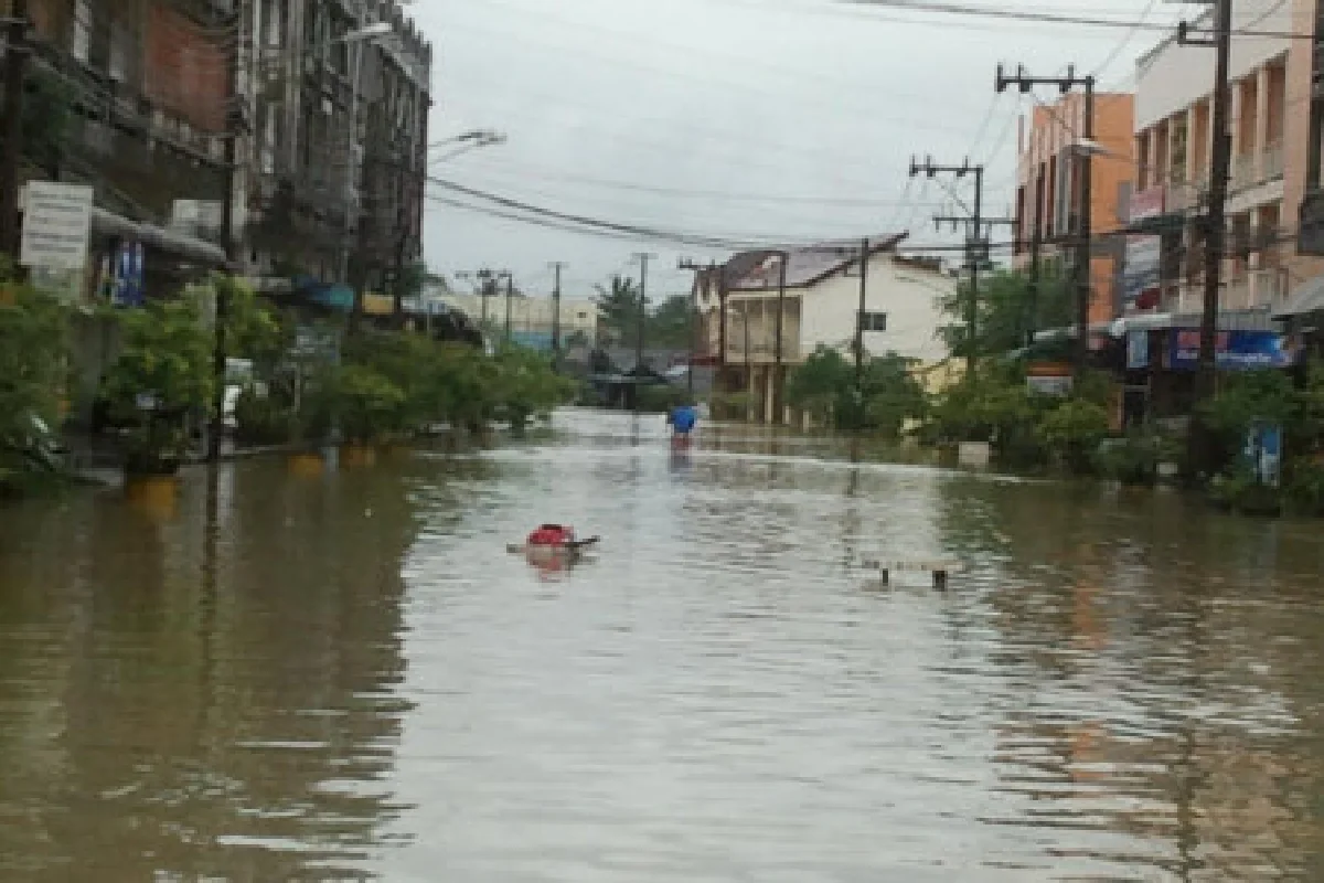 ฝนถล่มนครศรีฯท่วมแล้วทั้งเมือง