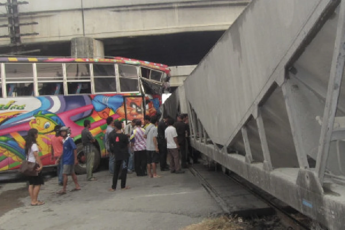 รถไฟพุ่งชนบัสส่งพนง.เจ็บสาหัส1