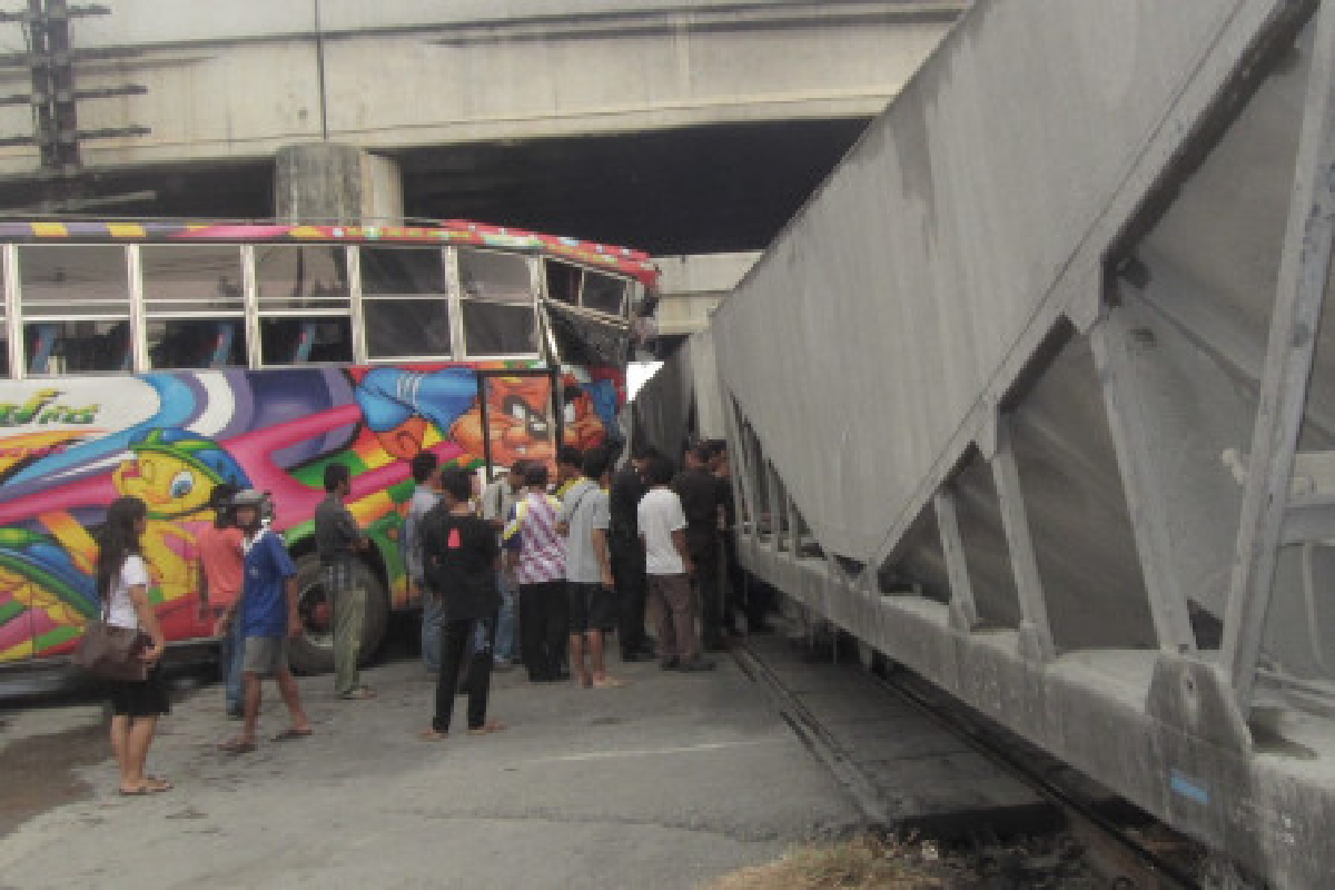 รถไฟพุ่งชนบัสส่งพนง.เจ็บสาหัส1 รถไฟพุ่งชนบัสส่งพนง.เจ็บสาหัส1