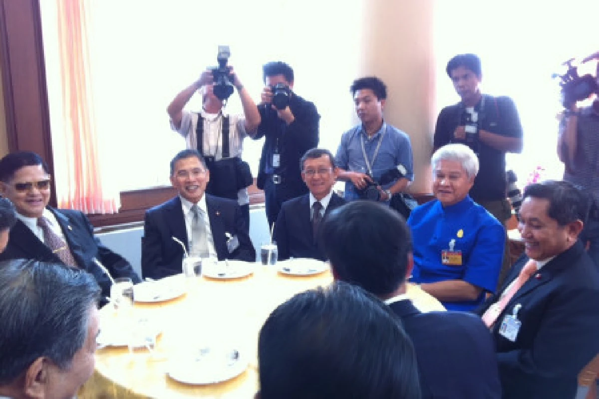 หัวหน้าพรรคร่วมกินข้าวบิ๊กบังชื่นมื่น