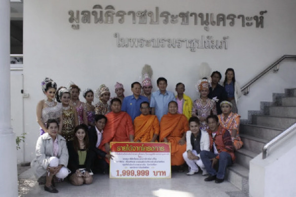 ลิเกพิจิตรเปิดวิกแสดงนำเงินถวายในหลวง