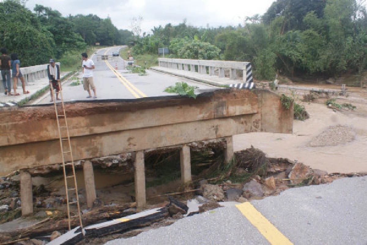 ชุมพรเผยน้ำท่วมทำถนน-สะพานพังอื้อ