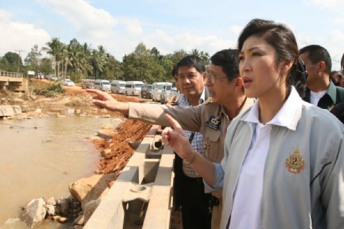 นายกฯแหลงใต้อ้อนชาวบ้านย้ำห่วงเหยื่อน้ำท่วม