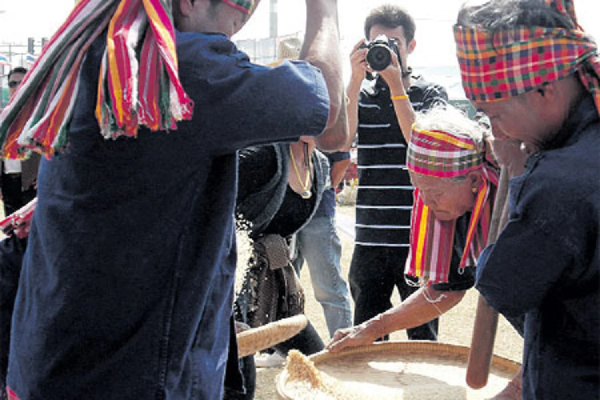 เทศกาลงานปลาไหล ข้าวใหม่หอมมะลิและงานกาชาดอำเภอชุมพลบุรี ประจำปี 2554