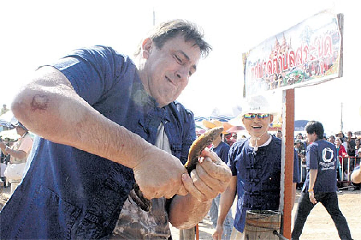 เทศกาลงานปลาไหล ข้าวใหม่หอมมะลิและงานกาชาดอำเภอชุมพลบุรี ประจำปี 2554