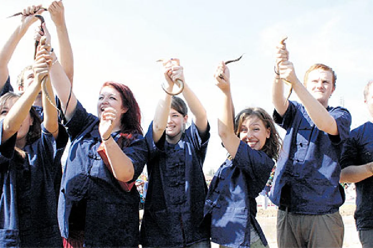 เทศกาลงานปลาไหล ข้าวใหม่หอมมะลิและงานกาชาดอำเภอชุมพลบุรี ประจำปี 2554