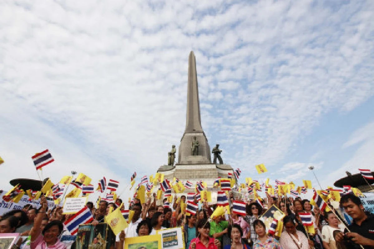 เสื้อหลากสีรวบรวมหมื่นชื่อค้านแก้ม.112