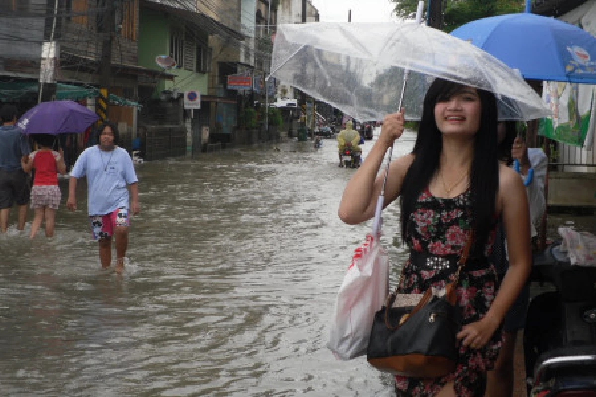 น้ำป่าทะลักเมืองนครศรีฯถนนถูกตัดขาด