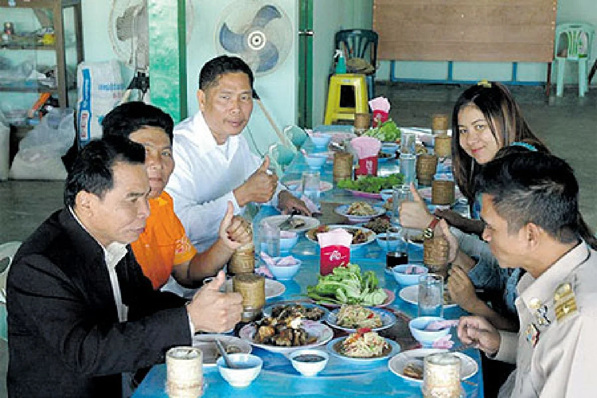 ไก่ย่างไม้มะดันที่ห้วยทับทัน ศรีสะเกษ