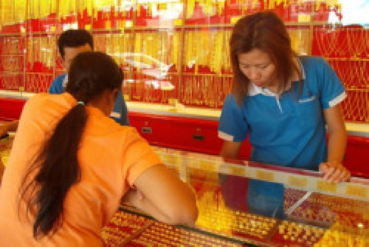 ร้านทองแม่สอดยอดขายพุ่งรับตรุษจีน