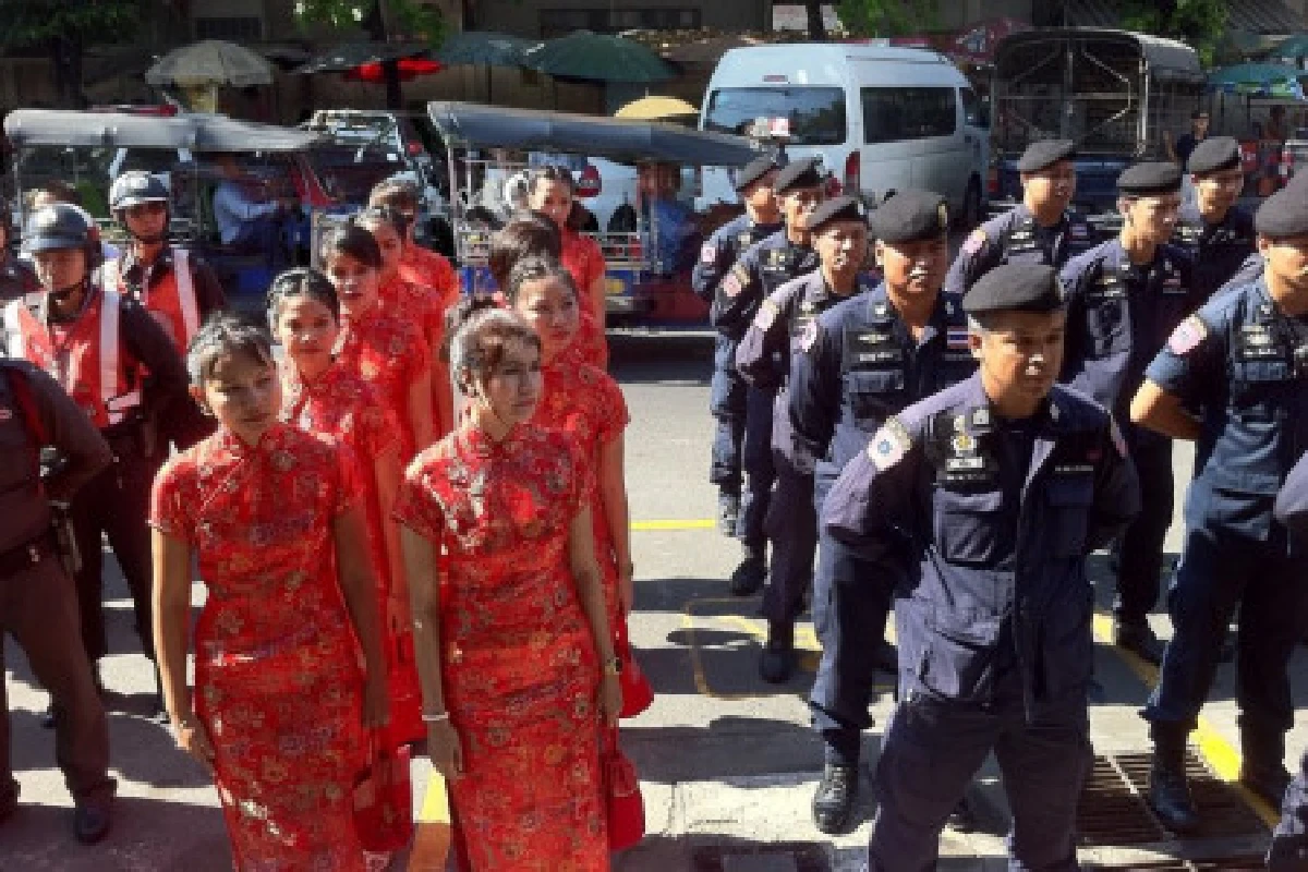 ส่งตร.หญิงใส่กี่เพ้าตรวจเยาวราช