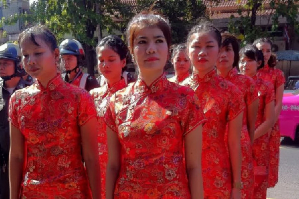 ส่งตร.หญิงใส่กี่เพ้าตรวจเยาวราช