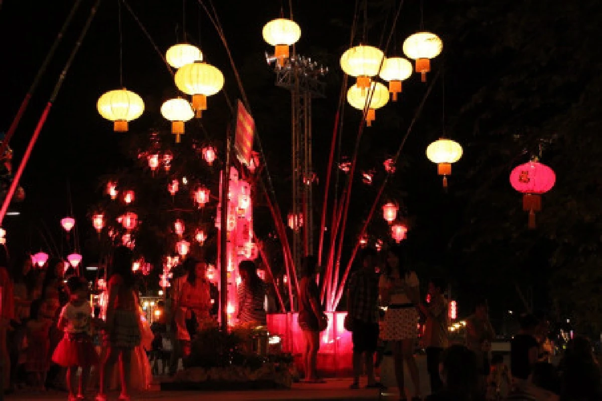 คนแปดริ้วแห่ชมงานโคมไฟตรุษจีน