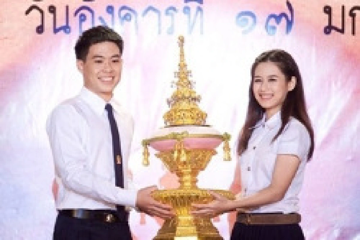 ฟางปลื้มอัญเชิญพระเกี้ยวจุฬาฯ
