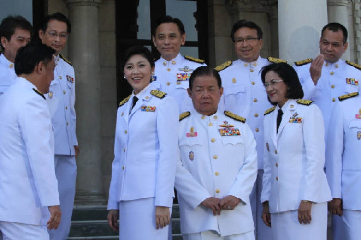 ครม.ยิ่งลักษณ์2ถ่ายภาพหมู่ทำเนียบฯ