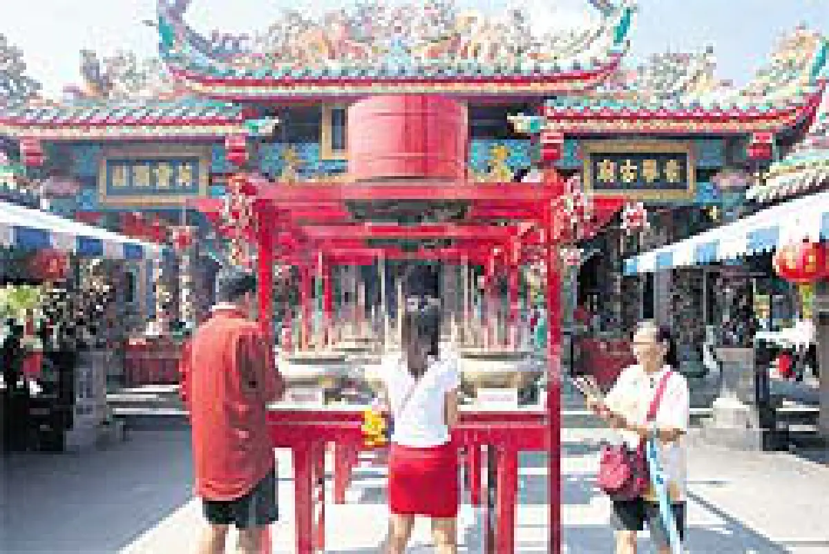 ห่วงพระปรางค์ วัดพระศรีรัตนมหาธาตุจะถล่มเพราะแรงพลุระเบิด