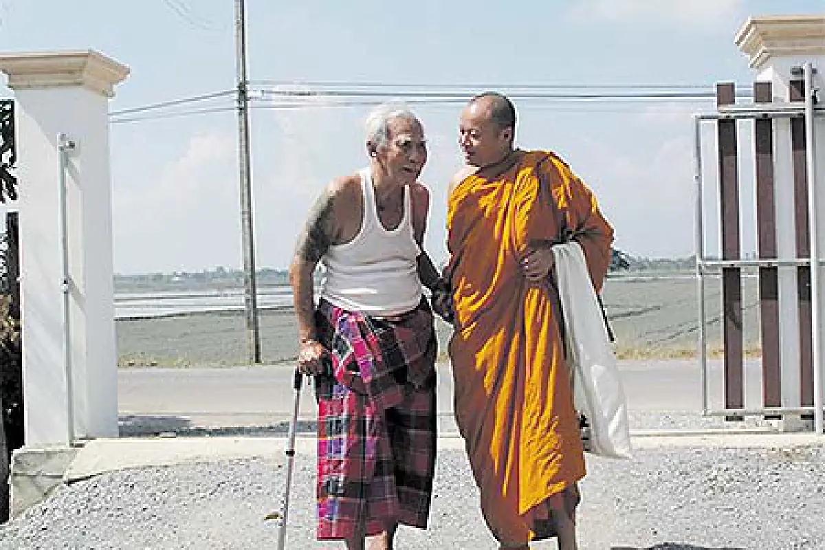 พระอาจารย์ประคองมือขวาพระราชรัตนรังษี