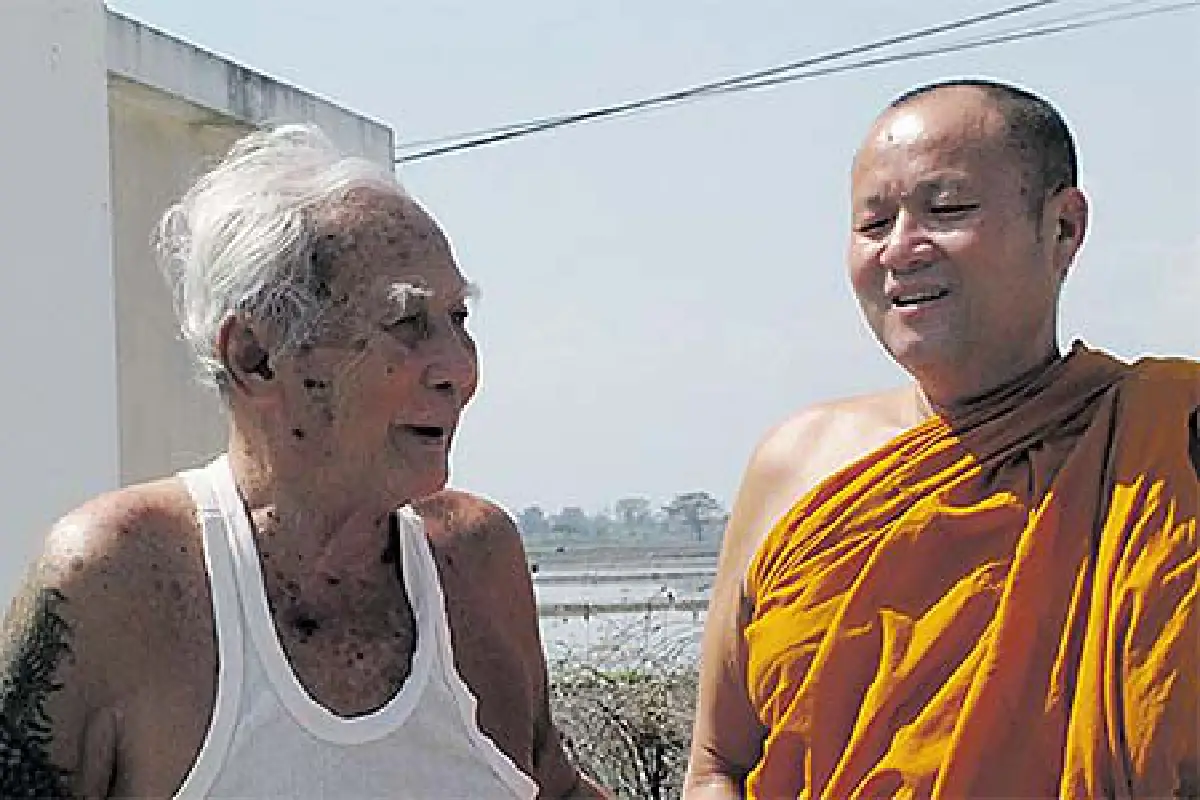 พระอาจารย์ประคองมือขวาพระราชรัตนรังษี