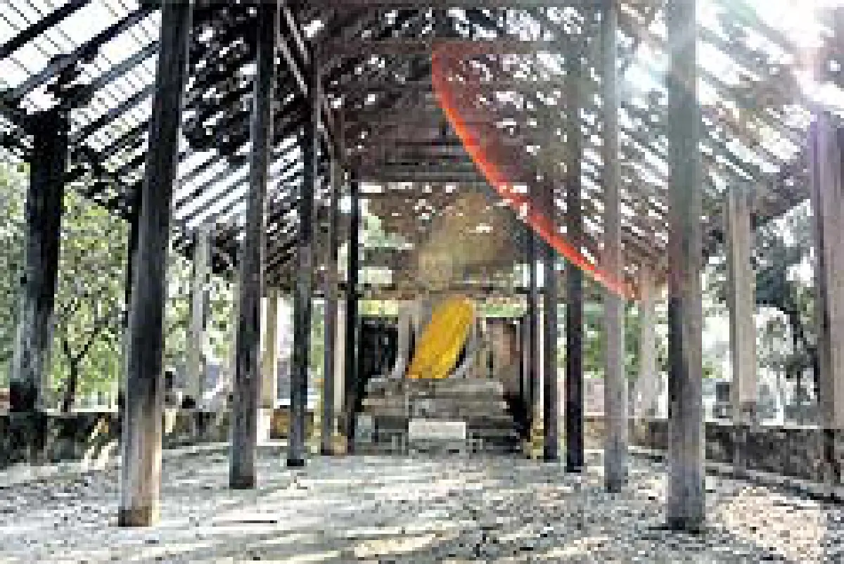 ห่วงพระปรางค์ วัดพระศรีรัตนมหาธาตุจะถล่มเพราะแรงพลุระเบิด