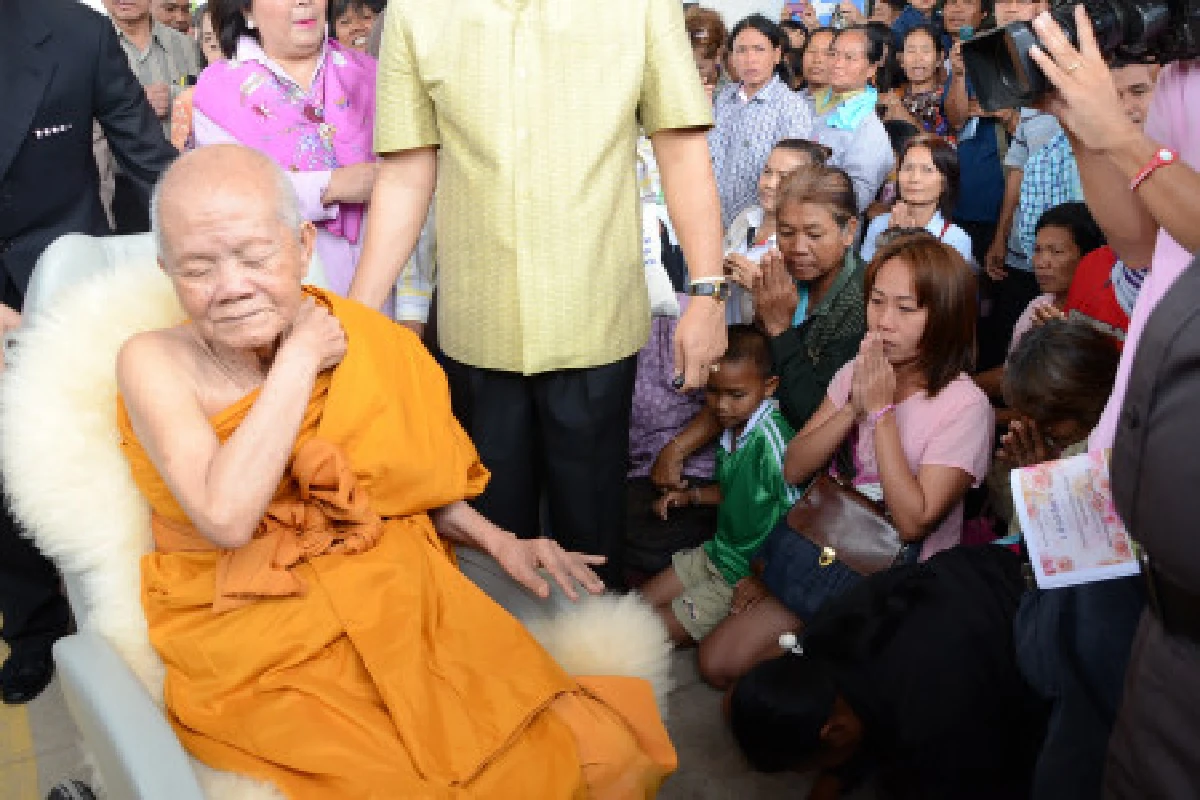 หลวงพ่อคูณกลับวัดบ้านไร่ห้ามเข้าใกล้เกิน2เมตร
