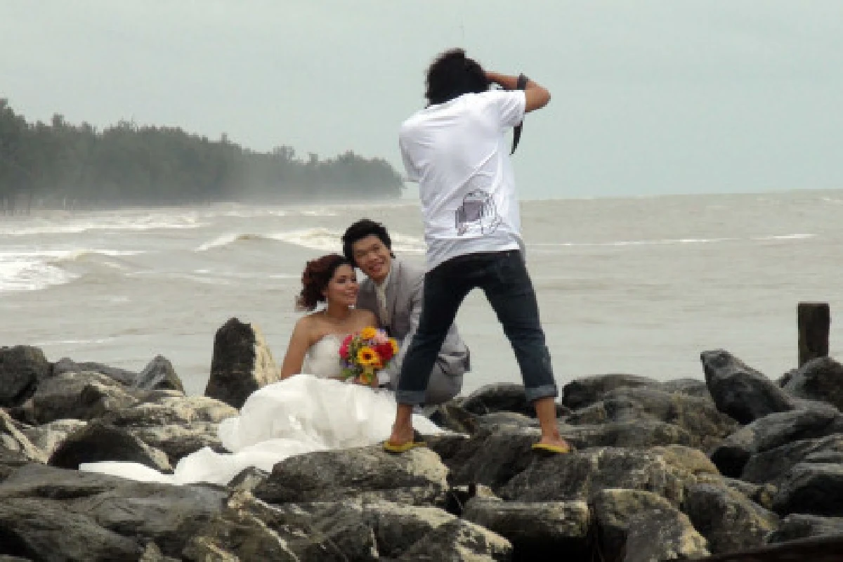 แหลมสมิหลาฮอต!บ่าว-สาวแห่ถ่ายรูปแต่งงาน