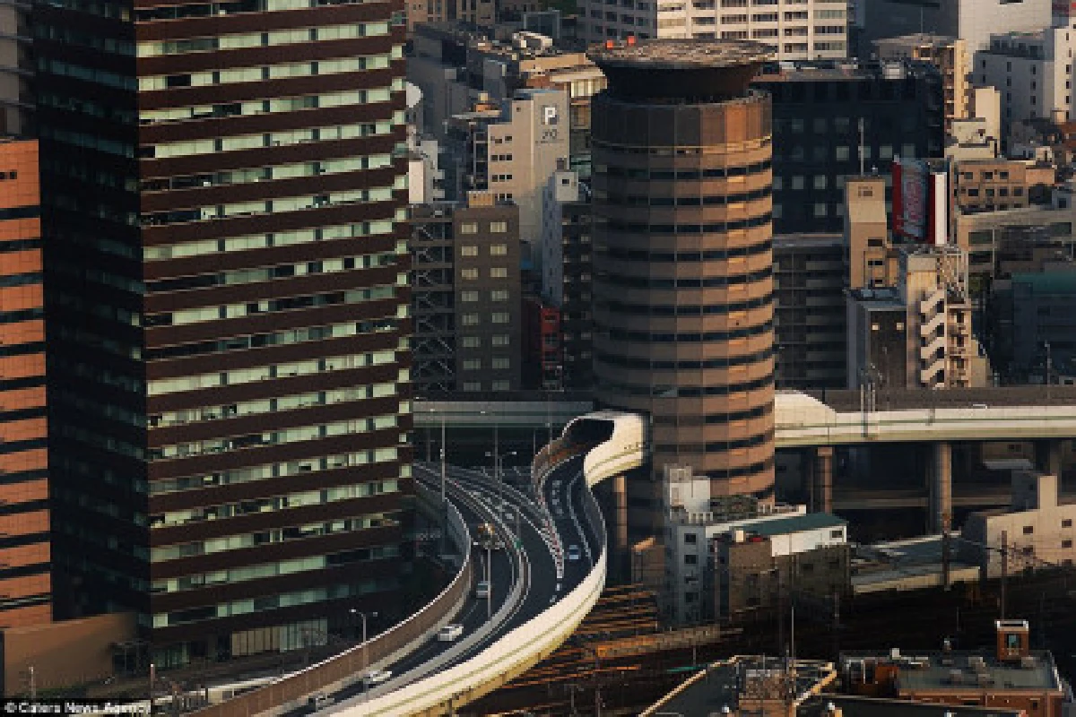 ญี่ปุ่นสร้างรถไฟฟ้าทะลุตึก