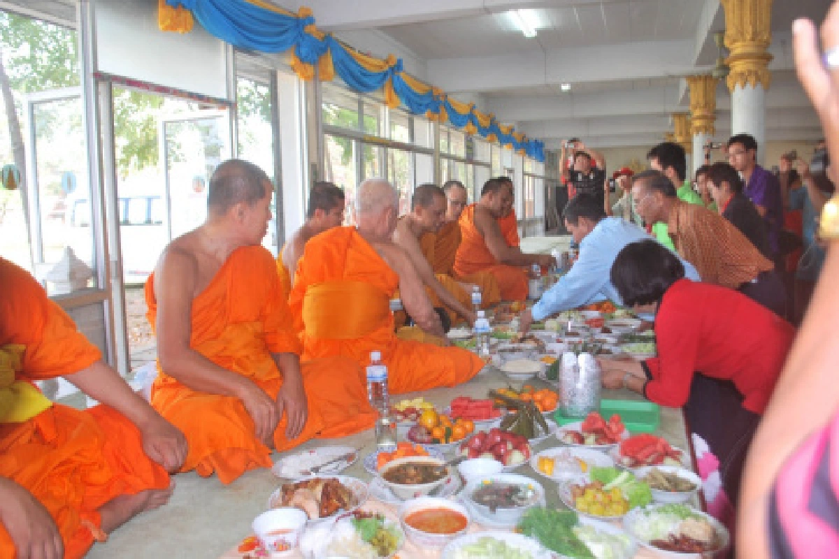 เสื้อแดงนิมนต์พระกี้ร์ฉันเพลที่วัดสองแคว